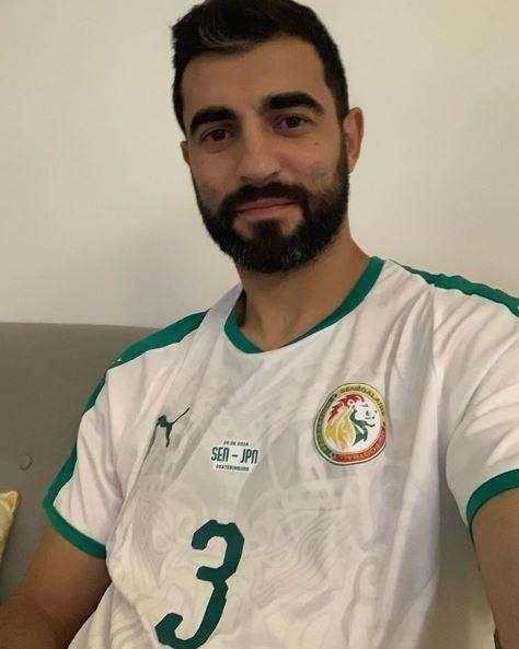 FOTO - Albiol veste i panni di Koulibaly, selfie dello spagnolo con la maglia del Senegal