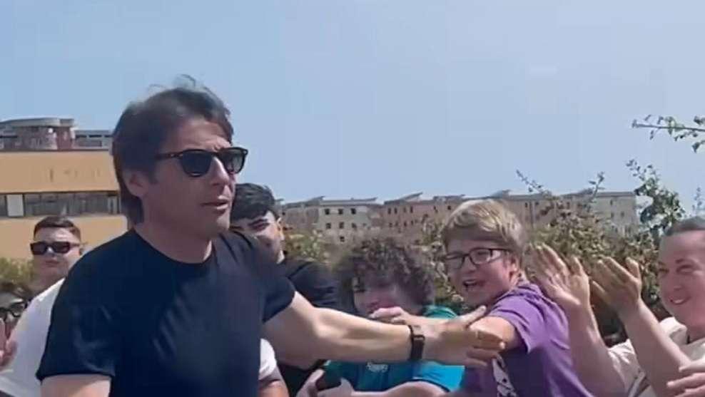 “Resta con noi!”, bagno di folla a Castel Volturno per Conte: tifosi gli chiedono permanenza 