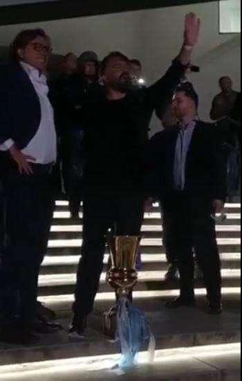 VIDEO - I tifosi urlano il suo nome, Gattuso li ferma e canta con loro: "Facciamo 'Un giorno all'improvviso'!"