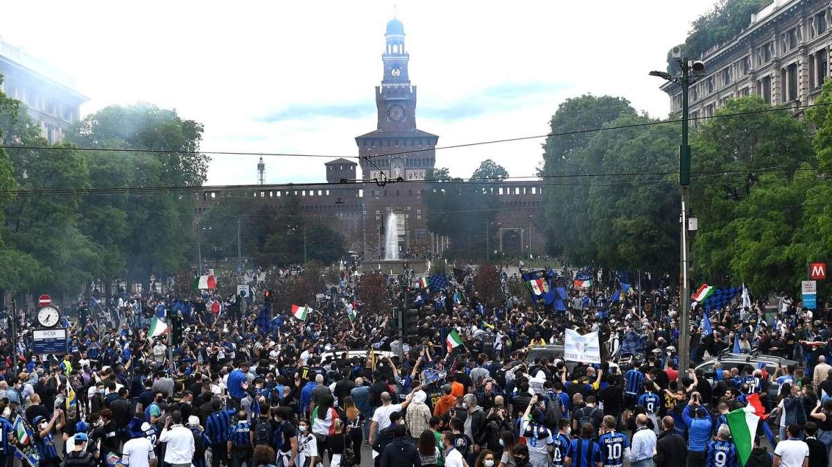 Il virologo Andreoni: "I festeggiamenti dei tifosi dell'Inter costeranno qualche vita umana"