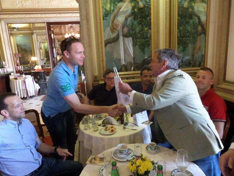 FOTO -  Gli arbitri di Napoli-Dnipro omaggiati al Gambrinus oggi pomeriggio