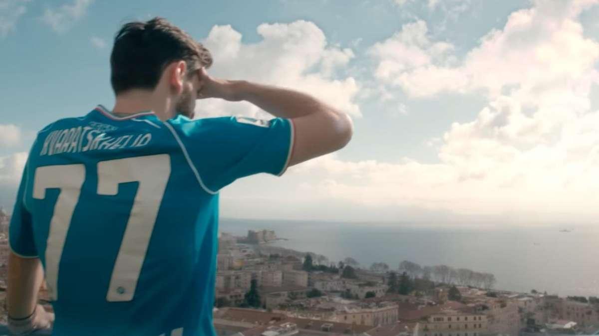 VIDEO - Kvara in giro per Napoli: "E' casa mia, se partissi mi mancherebbe! Su Scudetto, Maradona e tifosi..."