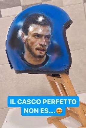 FOTO - Nasce il casco coi volti di Osimhen e Kvaratskhelia
