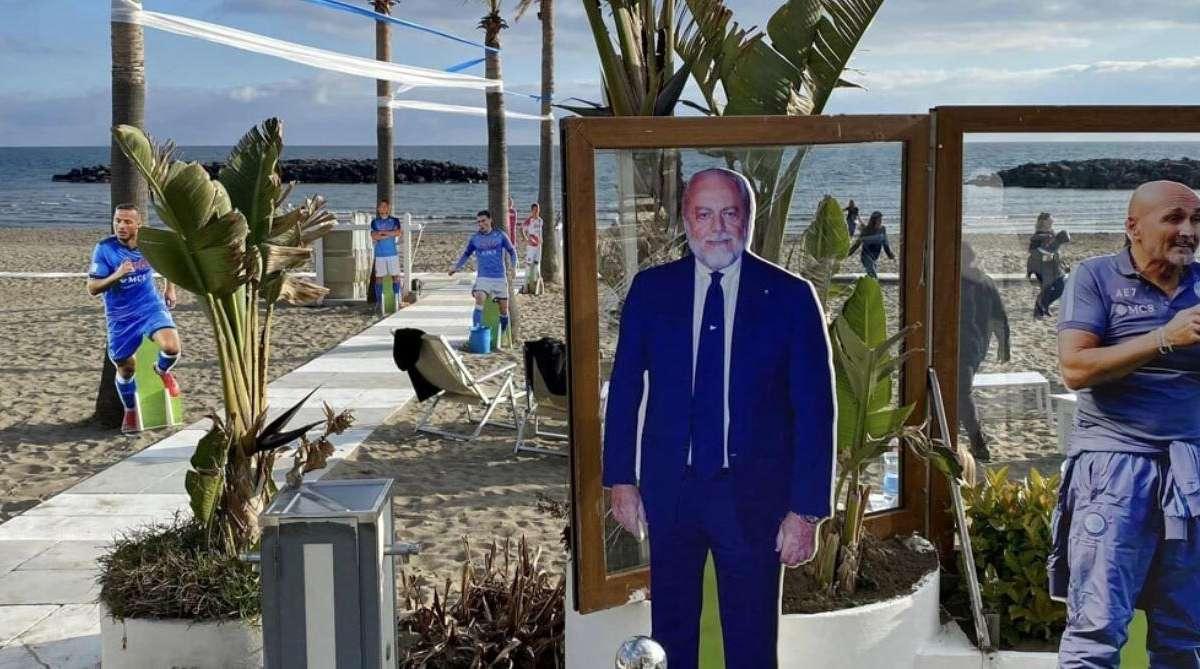FOTO - Anche Bacoli si colora d'azzurro: sagome della squadra e di Maradona in spiaggia!