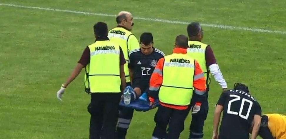 Infortunio per Lozano: mezzo Panama ammonito per fermarlo, poi un pestone lo manda fuori in barella