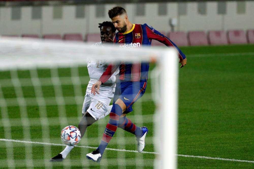 Barça, Piquè contro il club: "Hanno fatto delle barbarie, speso soldi sui social per screditarci"