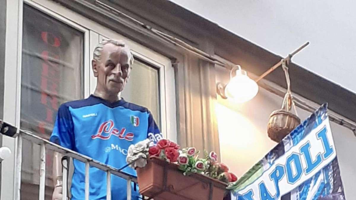 FOTO - "Adda' passà a nuttata", Eduardo al balcone con la maglia azzurra e lo scudetto
