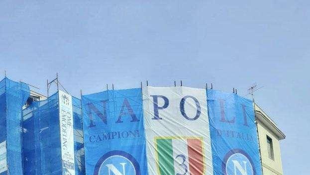 FOTO - Torre del Greco, reti da ponteggio col terzo scudetto avvolgono un intero edificio