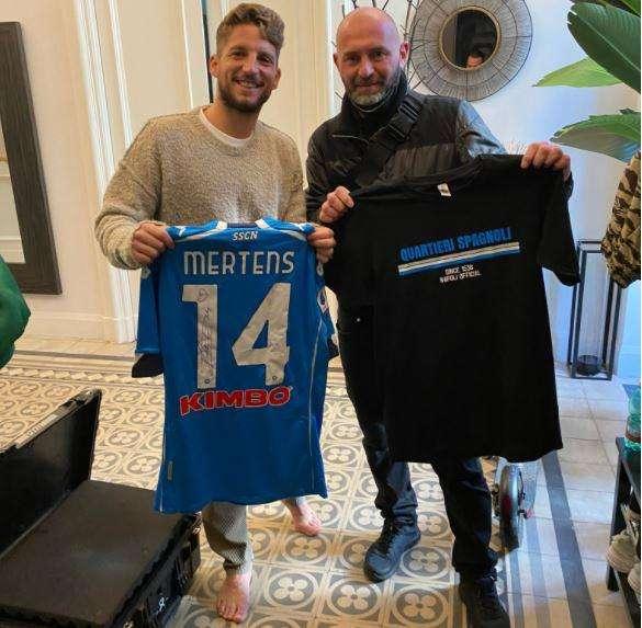 FOTO - Regalo speciale per Mertens: belga omaggiato dai Quartieri Spagnoli Official