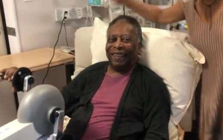 VIDEO - Pelé sta meglio: O' Rei ride e scherza durante la fisioterapia