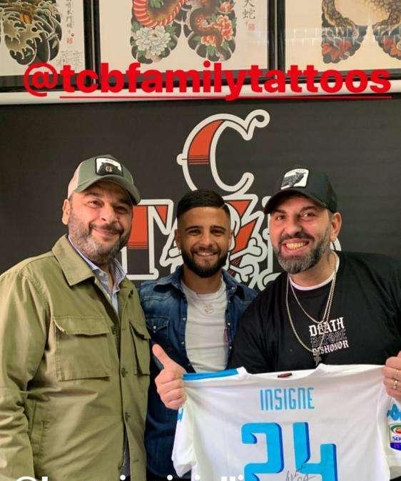 VIDEO - "Oggi come allora difendo la città!", Insigne canta Clementino dal tatuatore