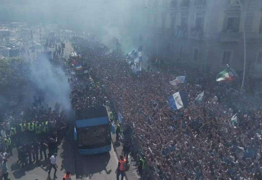 350mila persone sul lungomare e 170 paesi collegati: i numeri della parata Scudetto