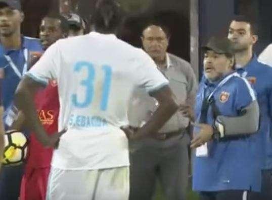 VIDEO - Maradona espulso durante il match del suo Al-Fujairah: pibe incredulo, interviene il traduttore...