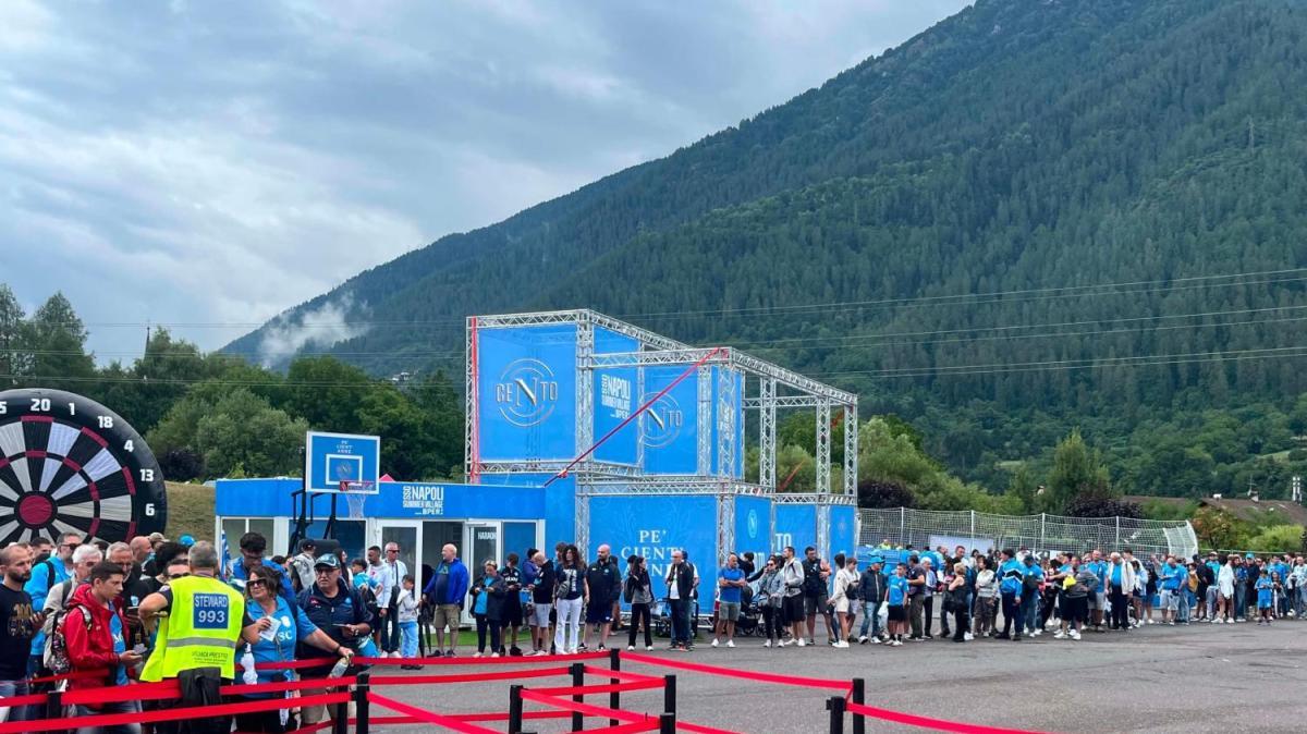 Napoli-Carrarese, lunghe code ai cancelli: cresce l'attesa per l'amichevole