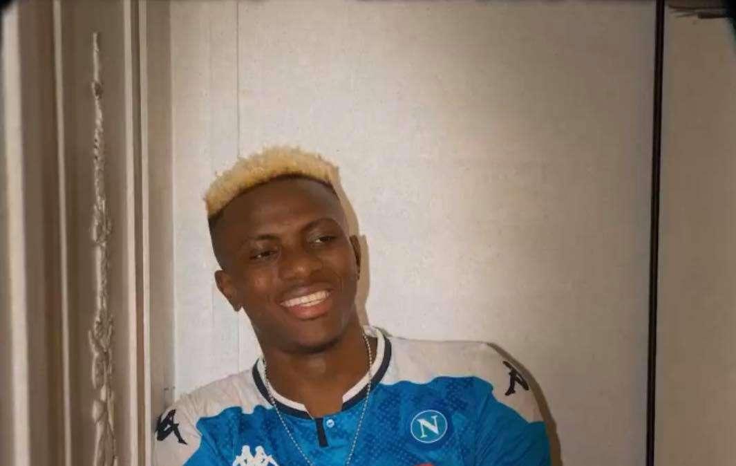 Osimhen esulta sui social con un cuore azzurro e l'hashtag dei tifosi del Napoli