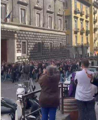 Nel centro storico la conta dei danni: restano segni guerriglia con cocci di vetro, pietre e locali divelti