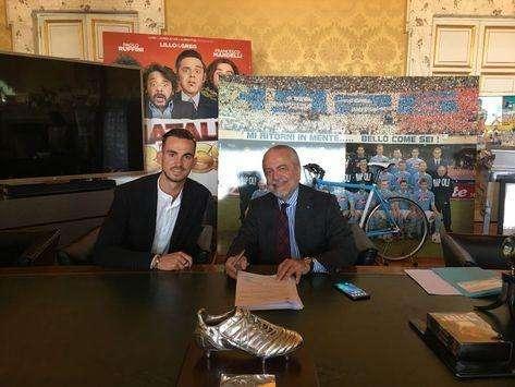 UFFICIALE - La SSC Napoli annuncia Fabian e mostra il momento della firma fino al 2023