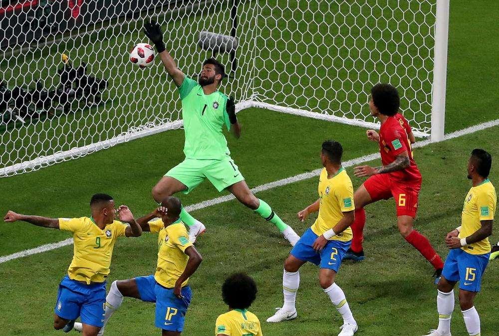 Brasile, feroce attacco sui social a Fernandinho: insulti razzisti per l'autogol col Belgio