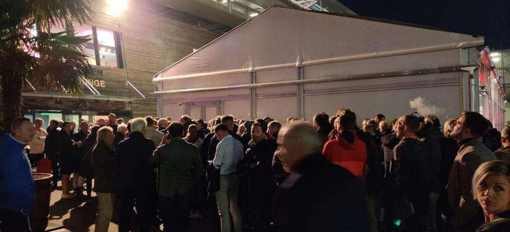 FOTO TN -  Sale l'attesa, file lunghissime all'esterno della Red Bull Arena