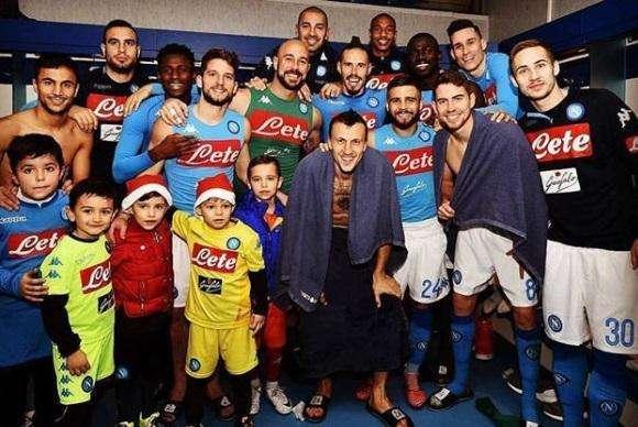 FOTO - Jorginho posta la 'foto di famiglia' degli azzurri: "Bello festeggiare il traguardo di Marek..."
