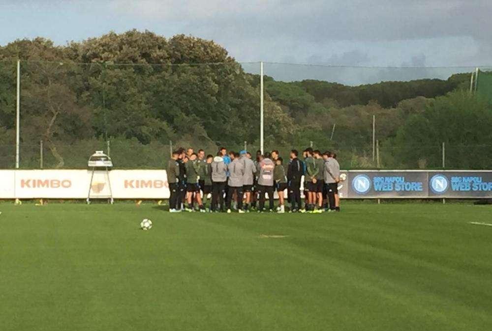 FOTO TN - Discorso di Ancelotti alla squadra prima dell'allenamento: applausi dai calciatori