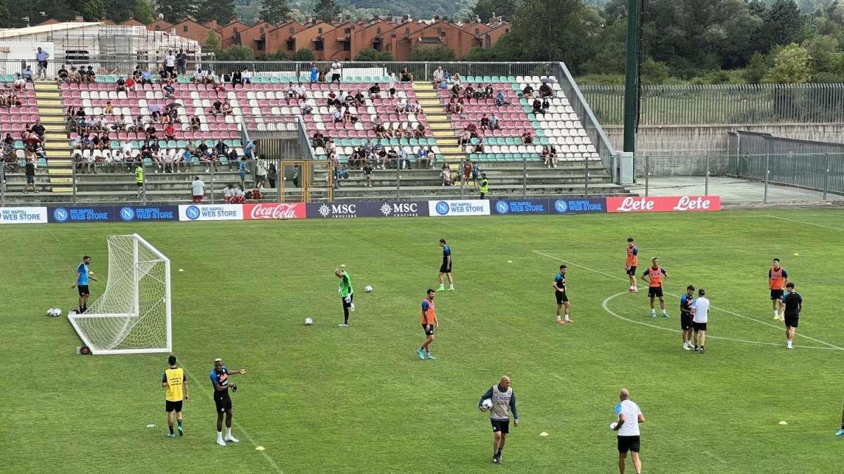FOTO - Niente di grave per Osimhen: ritorno in campo e abbraccio con Kim