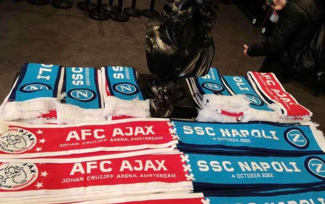 FOTO - Sciarpa speciale per Ajax-Napoli: le immagini da Amsterdam
