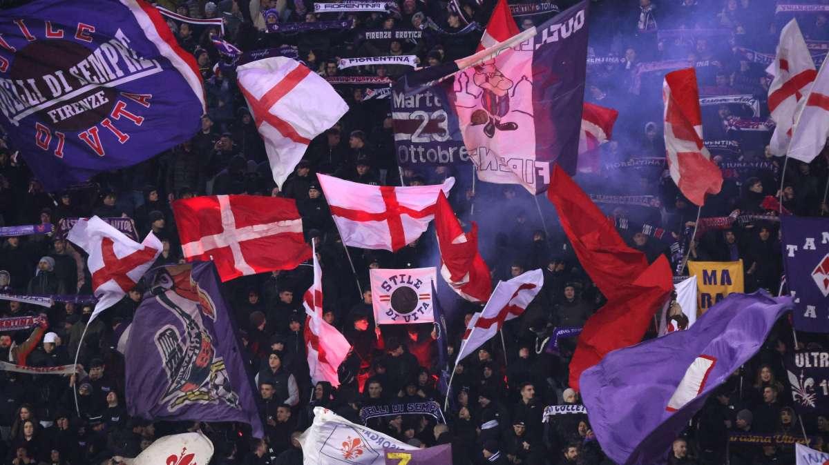 I tifosi viola non si smentiscono: soliti cori beceri contro Napoli