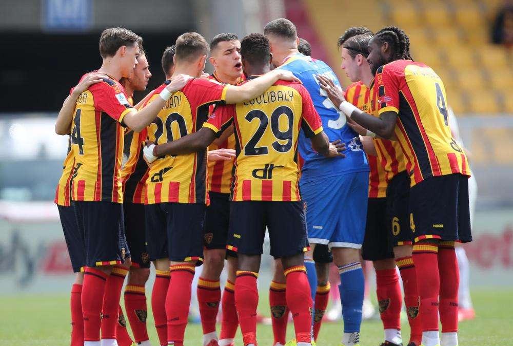 Lecce scosso dal lutto, ma giocherà con l’Atalanta: domani mattina la partenza per Bergamo 
