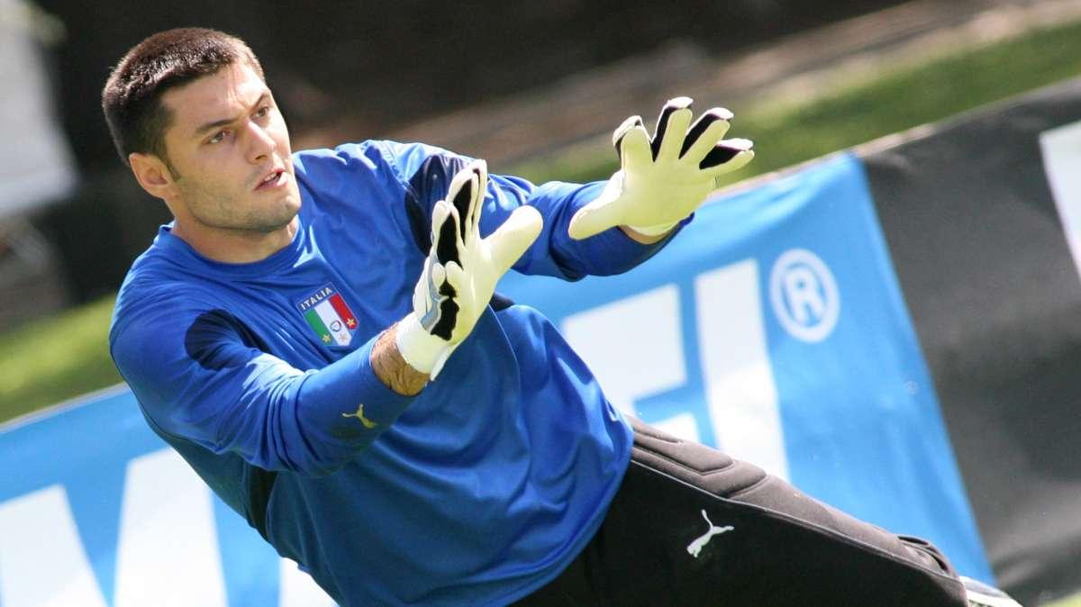Napoli, quello del portiere è un acquisto da non sbagliare. De Sanctis, Marchetti, Cassano, Amelia e gli altri: i pro e i contro. 