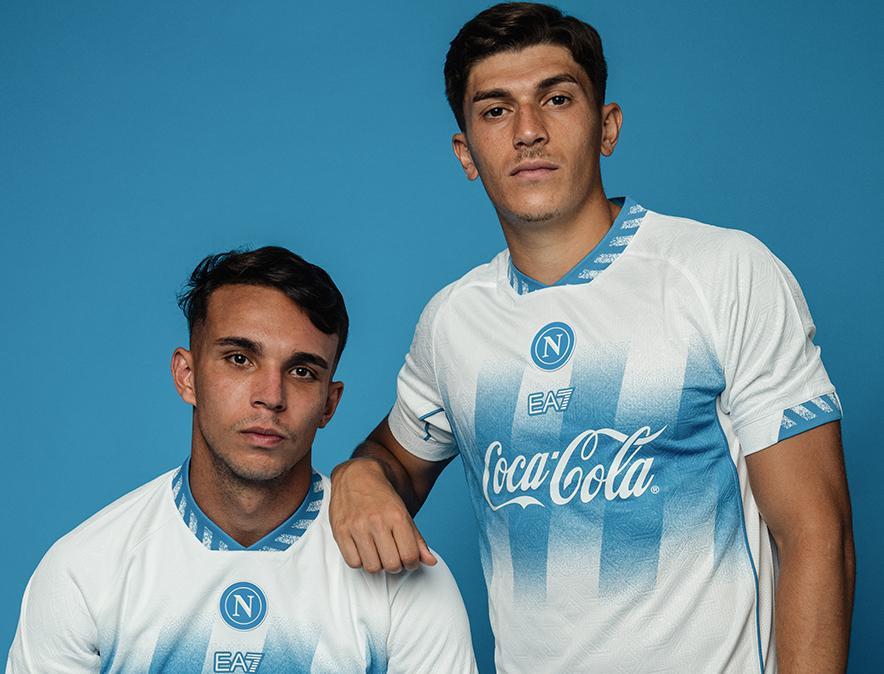 SSCNapoli, nuova versione del kit pre-match disponibile sullo store: le immagini