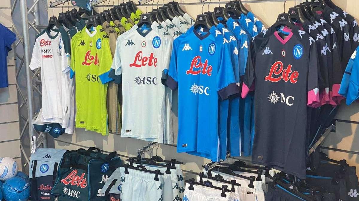 Gli esperti di FootyHeadlines elogiano la nuova maglia azzurra: "Molto più pulita"