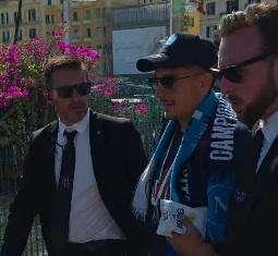 Un'onda azzurra attraversa Napoli: i campioni d'Italia lasciano il lungomare