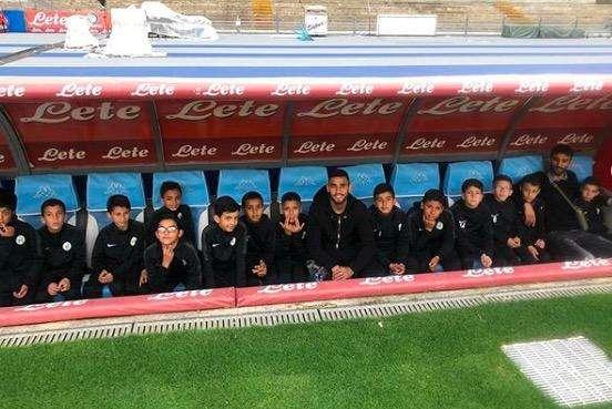 FOTO - Ghoulam porta al San Paolo la squadra under 11 di un quartiere di Saint-Etienne
