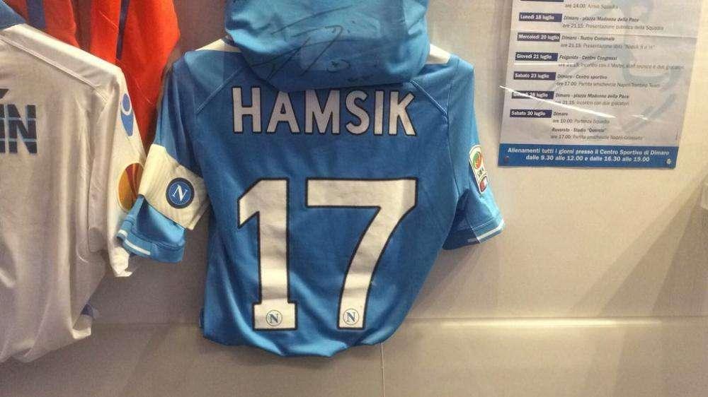 FOTO - Hamsik nella storia azzurra: la SSC Napoli mostra una delle sue maglie al MANN
