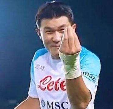 VIDEO - "Mamma mia!", Kim esulta al 90' mimando un tipico gesto napoletano