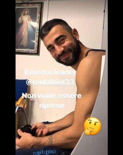 VIDEO – I sorridenti 'ordini' di Albiol a Tonelli: “No, fermo, non pubblicare niente…”