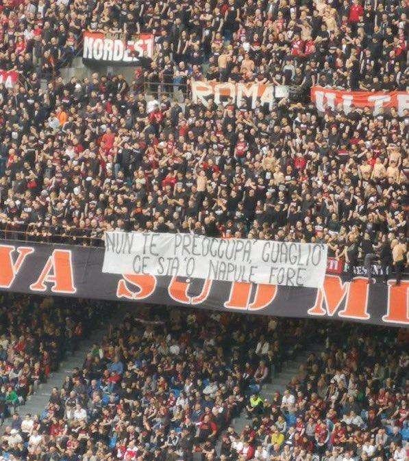 FOTO - "Nun te preoccupa' guagliò ce sta 'o Napule fore", tifosi del Milan deridono gli azzurri 