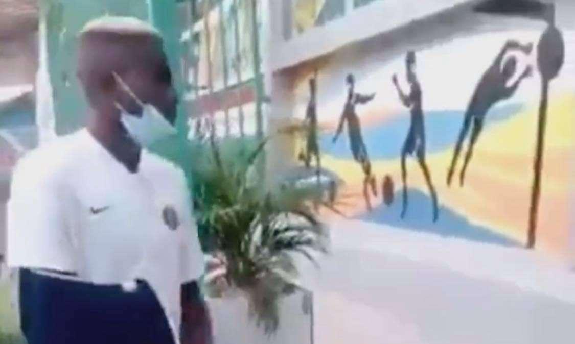 FOTO - Ecco Osimhen dopo l'infortunio: vistosa fasciatura e sostegno al braccio destro
