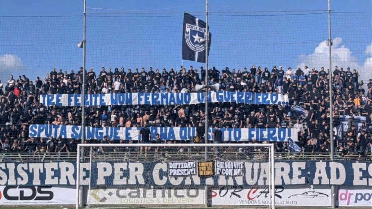 Striscione tifosi Paganese 