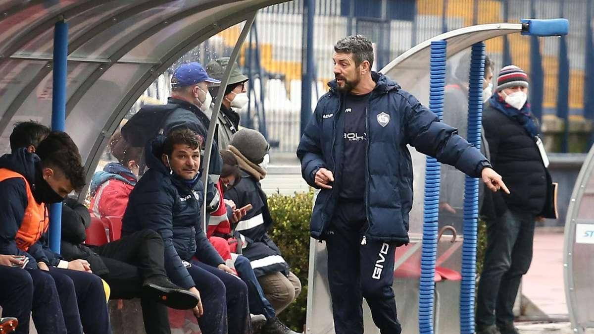 Cavese, Campilongo: "Prendere gol all'ultimo fa male. Arbitro generoso nei confronti dei rosanero" 