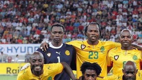 Achille Emana con la maglia del Cameroun