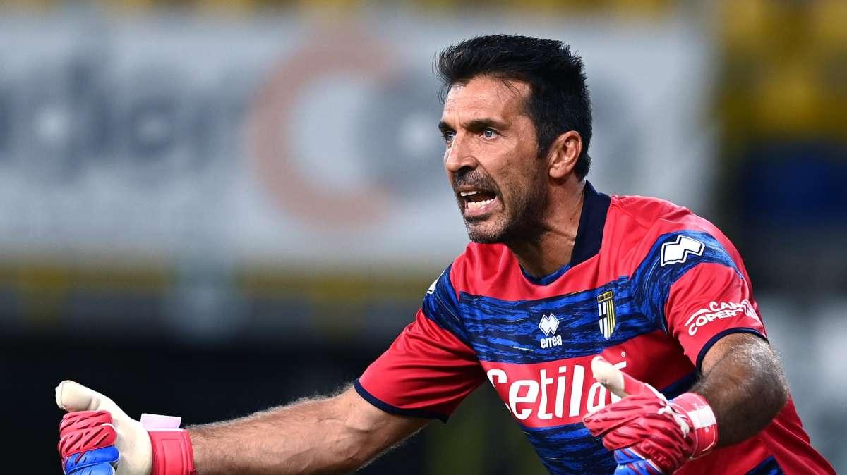 Parma, Buffon col logo di Superman: la Warner Bros fa causa al club