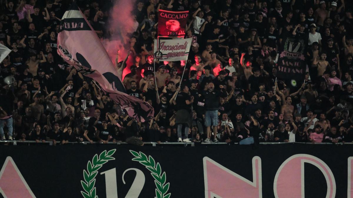Palermo, bagno di folla dei tifosi allo stadio per accogliere la squadra