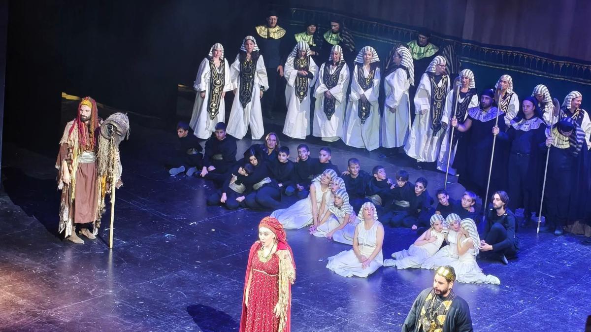 “Aida – Anime di sabbia”, al Teatro Massimo protagonisti i giovani: applausi ed emozioni per uno spettacolo coinvolgente