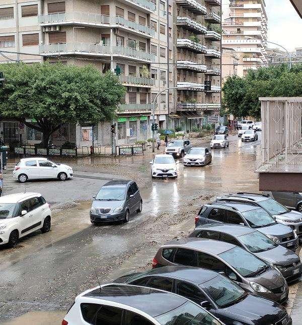 Palermo, nubifragio con strade allagate