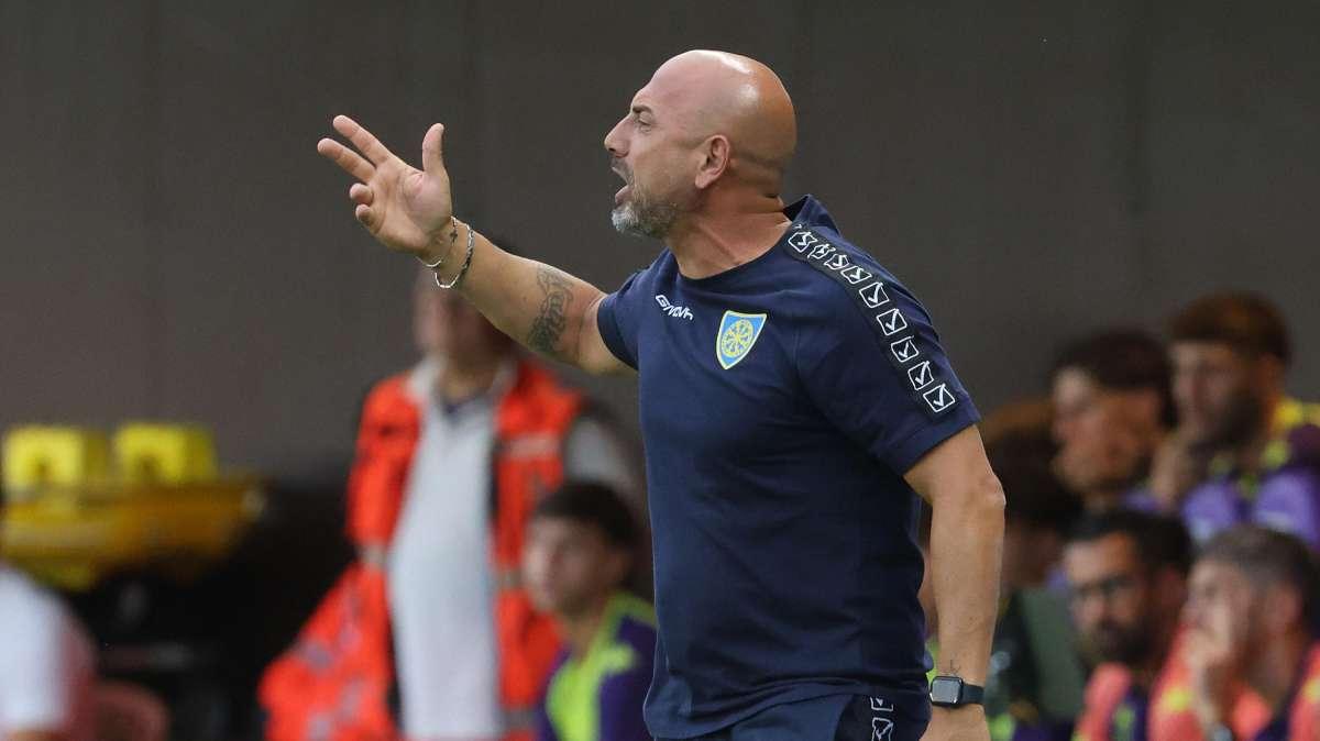 Carrarese, Calabro: "Chiediamo scusa ai tifosi al seguito della squadra. Dopo una partita del genere bisogna fare un bagno d'umiltà"