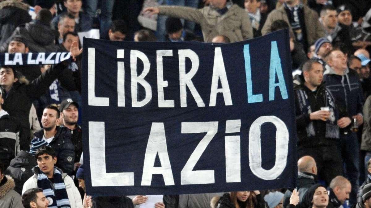 Striscione dei tifosi laziali