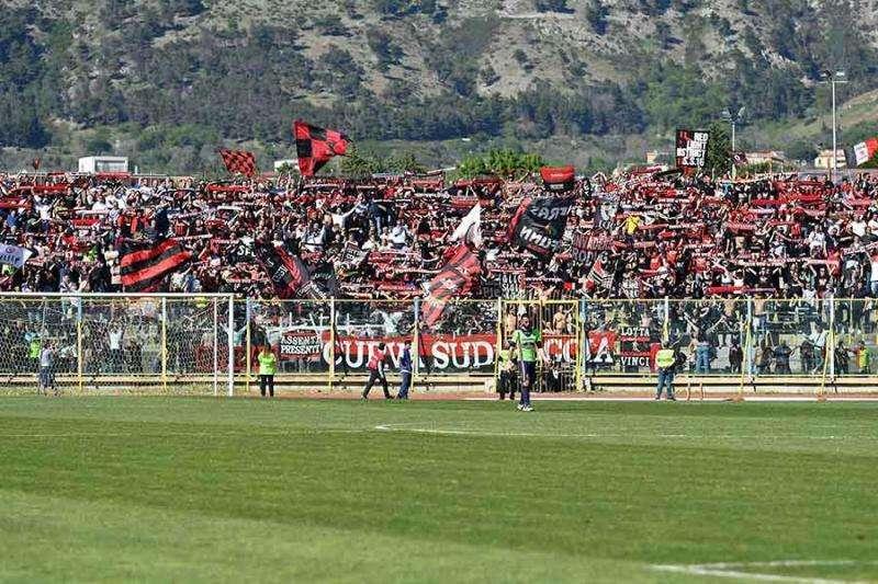 Tutta la sud destinata ai tifosi del Foggia
