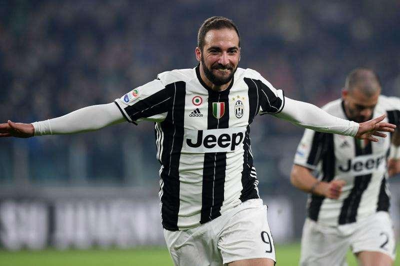 Higuain stende la Roma: fuga Juve